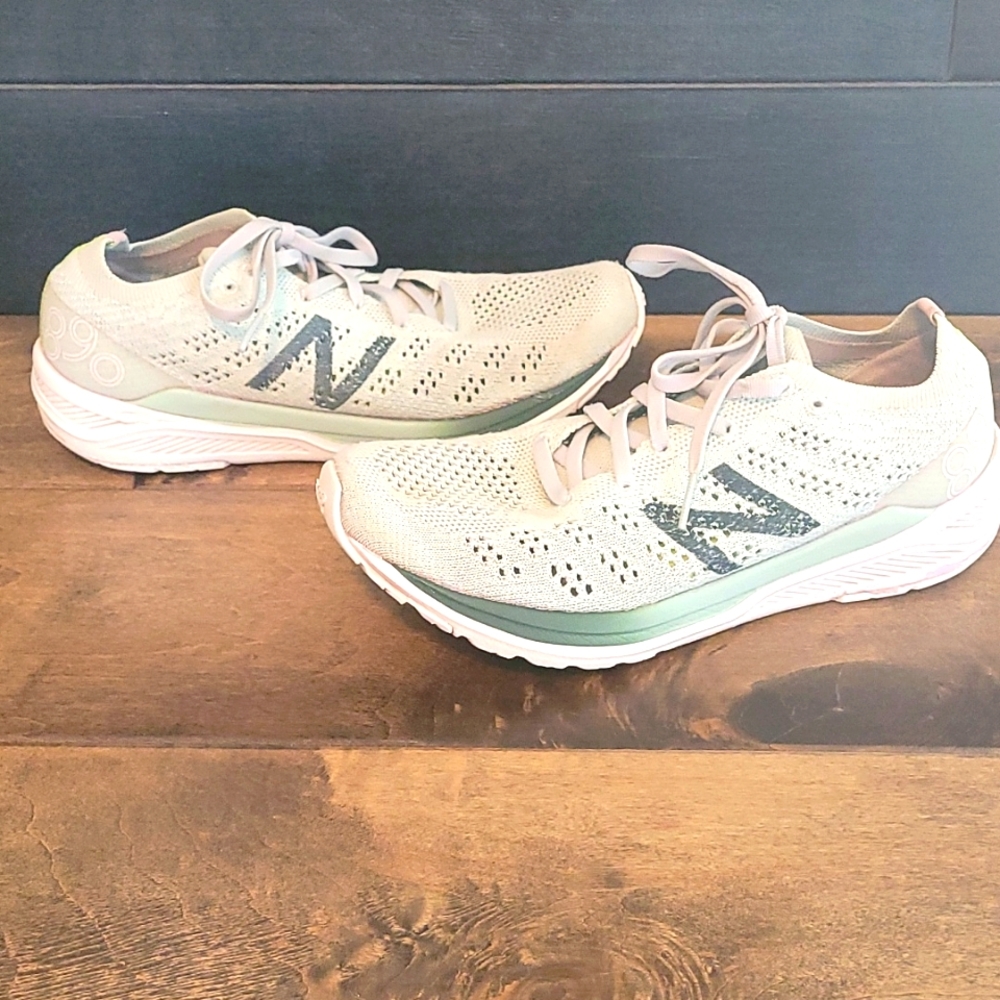 New Balance Women's 890 Light Green Running Shoes Size 8 1/2